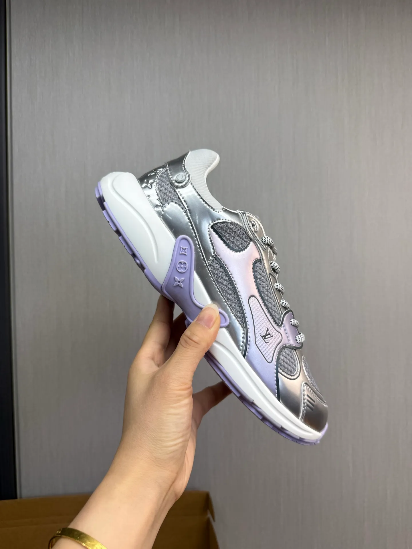 Men's shoes 💰600💰 🌈LV | Louis Vuitton 2025𝐬𝐬 🧡💚2025 spring and summer new style top version‼ ️The original version is the same. The counter specializes in the latest casual shoes. Hard goods are new🆕 🔥🔥🔥Top version: Couple model LV Louis Vuitton L House Donkey brand The latest Olympia series Couple model Silver Horn King Casual sneakers Running shoes This LV Olympia sneaker combines mesh fabric and metallic synthetic leather and other technical fabrics to reinterpret the classic running shoe design with a neat and simple design. Lightweight EVA outsole provides a stretchy fit. Rich details such as Monogram embossing and LV letters establish recognition. Exquisite packaging at the delivery counter 🛍📦 ▪️Fabrics: Original imported technical fabric + mesh ▪️Inner lining: Original customized breathable mesh ▪️Sole: Original molded rubber foam material ▪️Sole thickness: 3.5CM ▪️Size: 35--45 (customized for women 40 and men 45)